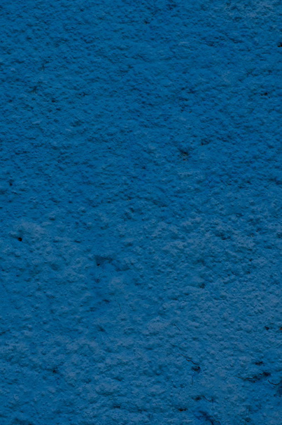 Fond d'un stuc bleu profond enduit et peint extérieur, coulée rugueuse de ciment et de béton texture murale, revêtement décoratif
  - Photo, image