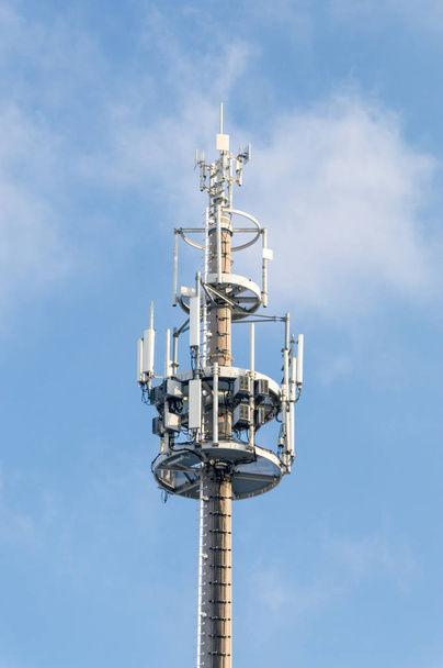Wieża telekomunikacyjna Antena na błękitnym niebie. - Zdjęcie, obraz
