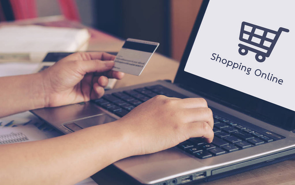 Alışveriş online kavramı: kredi kartı tutan ve online, online shoppin online ödeme yapmadan dizüstü kullanarak kadın el - Fotoğraf, Görsel