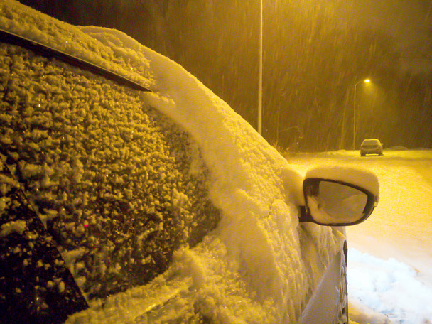 Parkende Autos nach Schneefall - Foto, Bild