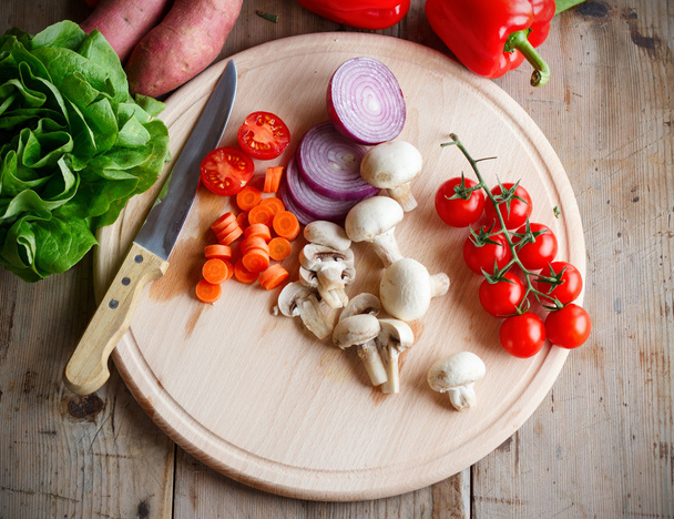 bunch of vegetables on cutting board - Фото, зображення