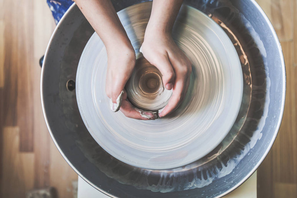 Mains d'enfants créatives - Faire des arts - Façonner de l'argile sur une roue de poterie - Atelier de créativité - Vue de dessus
 - Photo, image