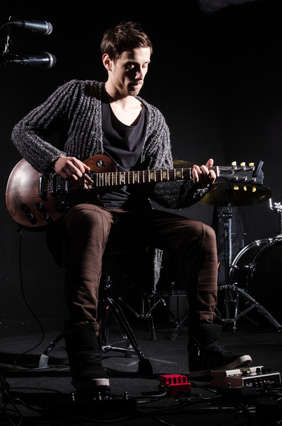Ember gitározni koncerten - Fotó, kép