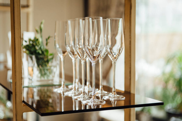Wedding glasses filled with champagne at banquet - Foto, afbeelding