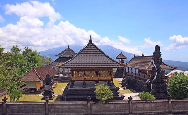 Świątyni Pura Luhur Lempuyang lub niebieskiego Vertigo, znajduje się we wschodniej części wyspy Bali (Indonezja), w prowincji Karangasem, na Mount Lempuyang, na wysokości 1058 m n.p.m. - Zdjęcie, obraz