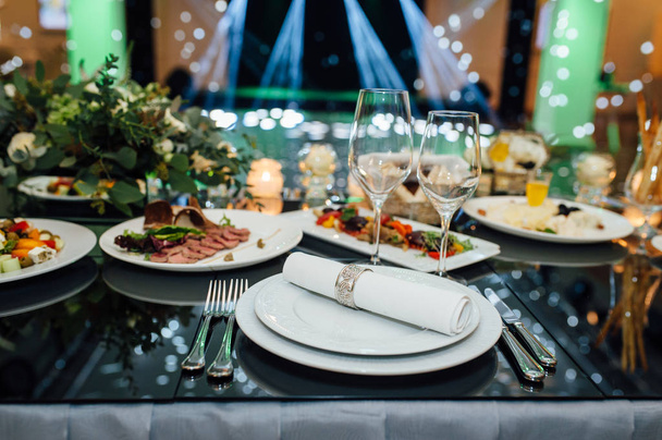 Luxe, élégant arrangement de table de réception de mariage, pièce maîtresse florale - Photo, image