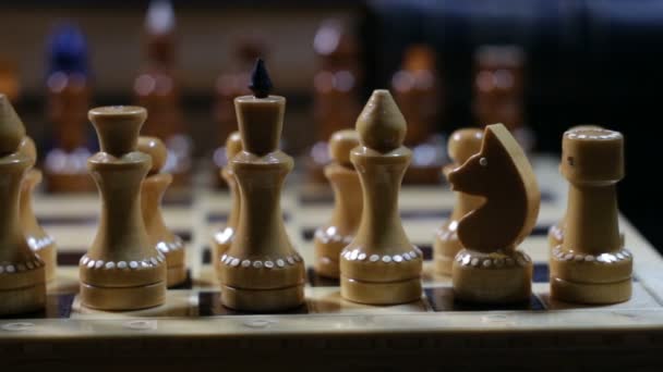 チェス盤のクローズ アップ カメラの動きのチェス数字の行 - 映像、動画