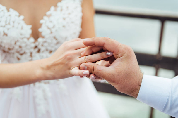 The groom wears the bride a wedding ring at the ceremony - Φωτογραφία, εικόνα
