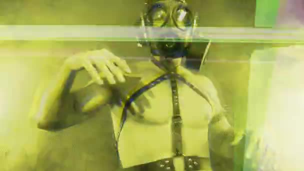 Muscular man dancing in gas mask - Video, Çekim