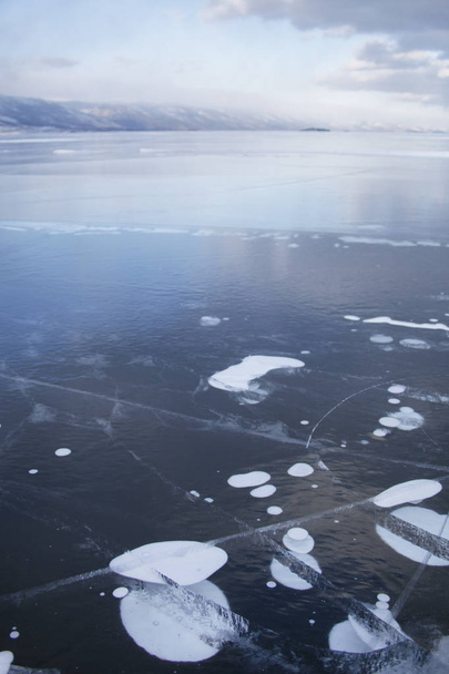 Baikaljärven jäätä. Vuoristoranta kauempana. Talvi maisema
 - Valokuva, kuva