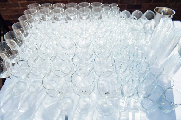 Many empty champagne glasses on the table - Φωτογραφία, εικόνα