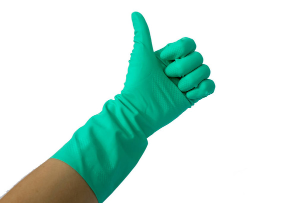 Закрыть вид человеческой руки резиновой перчаткой, показывающей нормально, или одобрить знак большим пальцем вверх, изолированный на белом
. - Фото, изображение