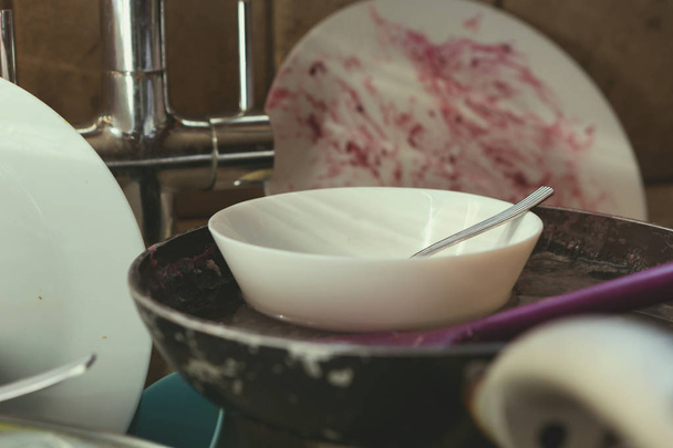 Chaotický hromadu špinavého nádobí a nádobí v dřezu - Fotografie, Obrázek