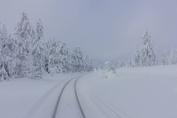 na drodze w krajobraz zima przez piękne harz - Zdjęcie, obraz
