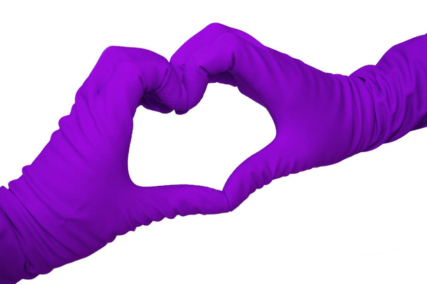 Coração feito por duas mãos nas luvas de látex em branco
 - Foto, Imagem
