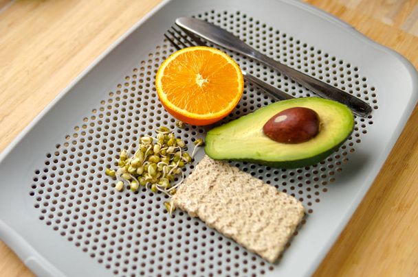 Buenos días con desayuno saludable naranja y aguacate, estilo minimalista
 - Foto, imagen