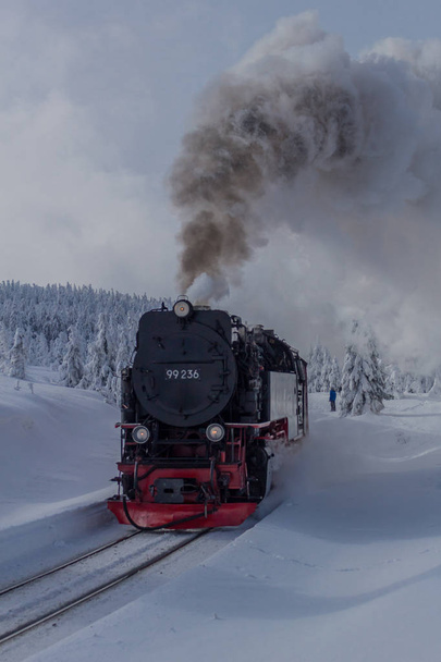 matkalla talvella maiseman läpi kaunis Harz
 - Valokuva, kuva