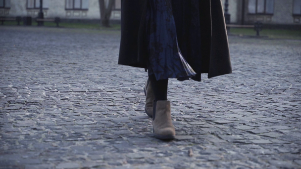 Крупный план женщины в обуви, идущей на улицу
 - Кадры, видео
