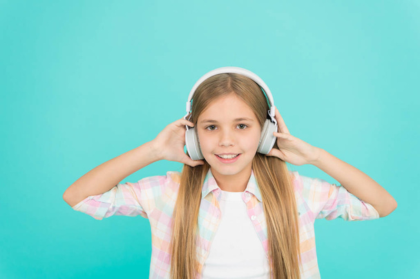 An ultra comfortable fit for her. Adorable music fan. Little girl child listening to music. Happy little child enjoy music playing in headphones. Music makes her happy - Fotoğraf, Görsel