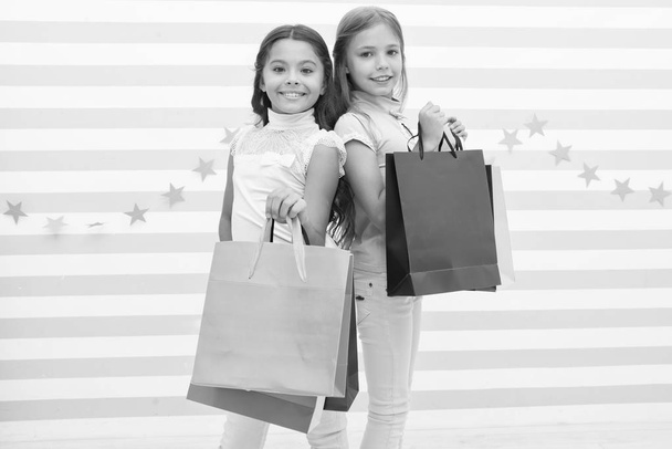 birthday presents. small happy girls or school kids with birthday presents. small happy girls with shopping bags on school market. - Foto, Bild