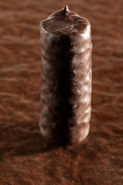 Csokoládé rúd a barna papír háttér közelről - Fotó, kép