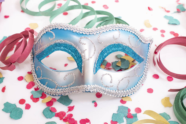 máscara veneciana azul con confeti aislado sobre un fondo blanco
. - Foto, imagen