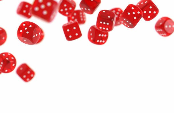 rote Spielwürfel auf weißem Hintergrund isoliert und Leerzeichen darunter kopieren - Foto, Bild