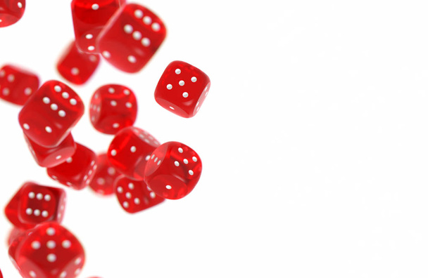 Piros játék dobókocka elszigetelt fehér háttér és másol hely a jobb oldalon - Fotó, kép
