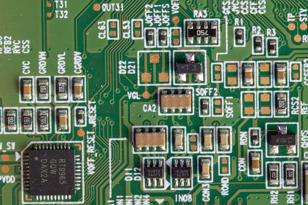 Zelený počítač deska s prvky různých elektroniky. textura - Fotografie, Obrázek