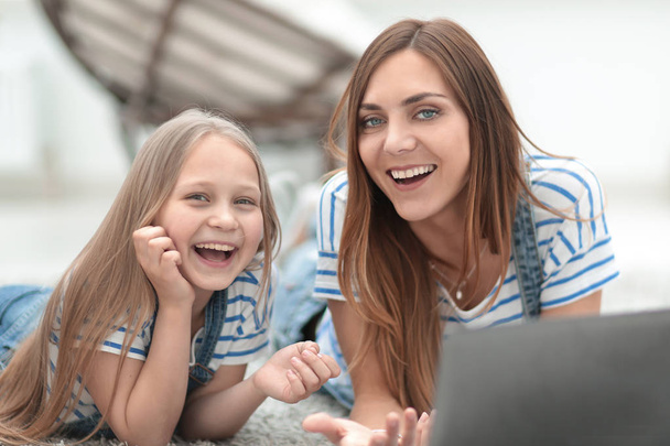 smiling mother and daughter spend their free time together - Foto, imagen