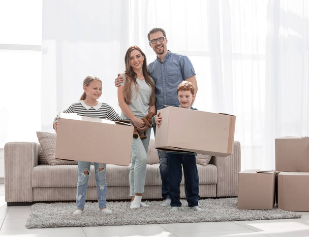 family moves the boxes to a new apartment. - Foto, immagini