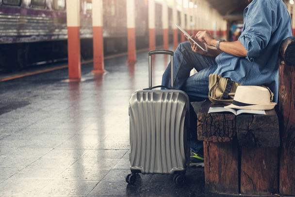 Asya seyahat adam kullanarak tablet online tren istasyonunda tren bilet satın - Fotoğraf, Görsel