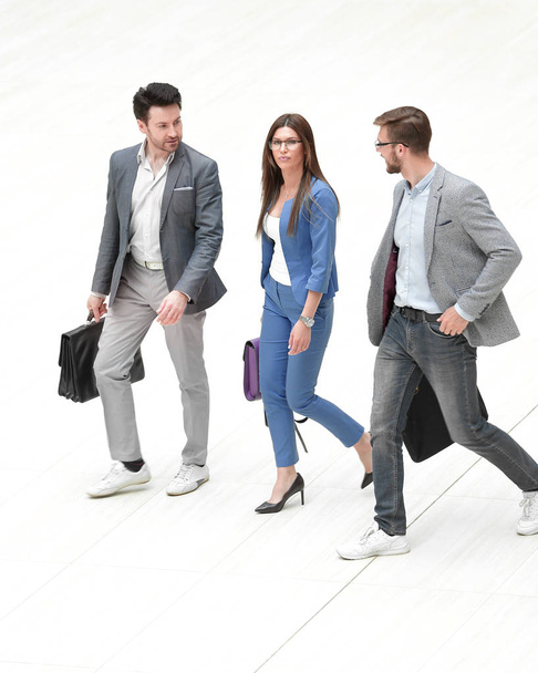 Gente de negocios caminando juntos
 - Foto, Imagen