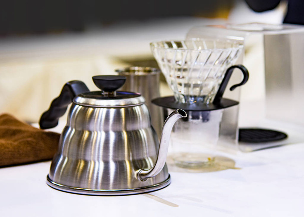 Barista így Chemex csöpögő forró friss kávé, kávé, kávé elkészítése a chemex - Fotó, kép