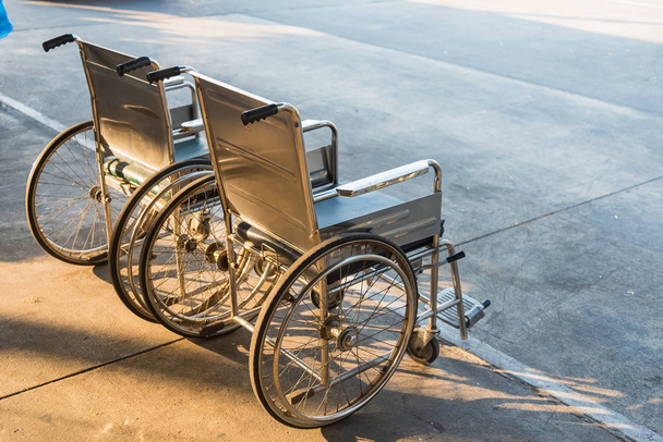 Close-up Cadeira de rodas vazia no parque .Thailand
 - Foto, Imagem