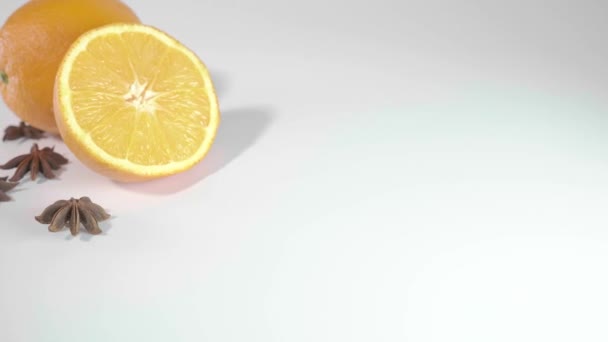 plátek pomeranče na bílém pozadí - Záběry, video