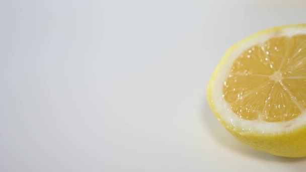 Limon asetettu valkoisella taustalla
 - Materiaali, video