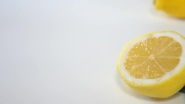 Limon üzerinde beyaz bacground ayarla - Video, Çekim