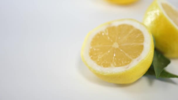 Лимон встановити на білий bacground - Кадри, відео