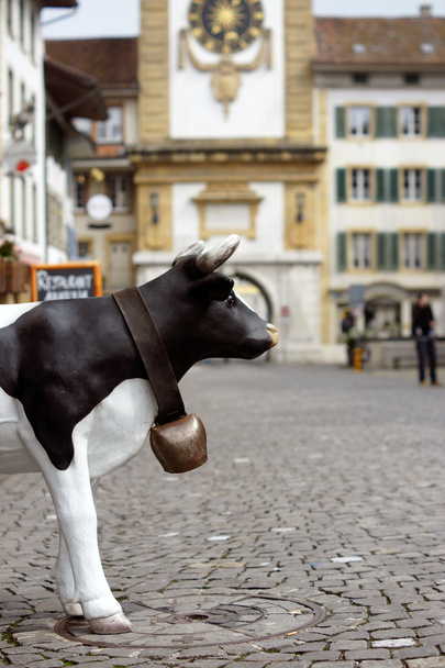Spotty vache en plastique noir et blanc sur la rue européenne
 - Photo, image