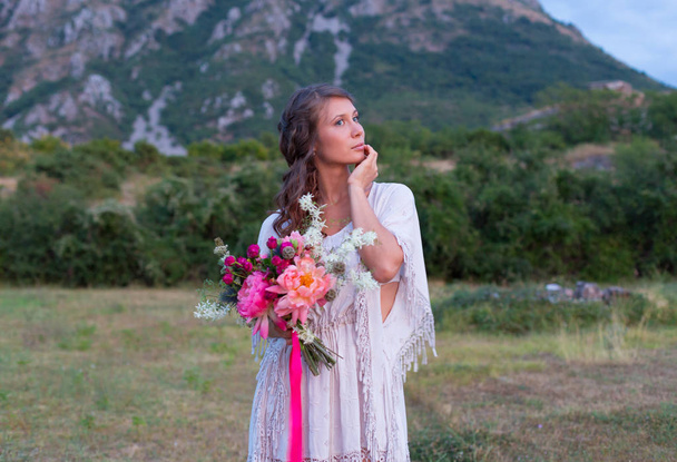 girl with a wedding bouquet boho style - 写真・画像