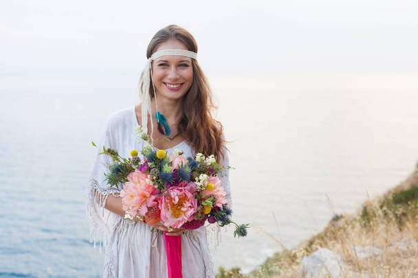 girl with a wedding bouquet boho style - Foto, imagen