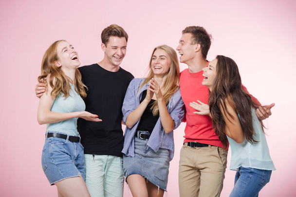 glücklich lächelnde junge Gruppe von Freunden, die zusammen stehen, reden und lachen. beste Freunde - Foto, Bild