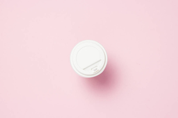 Κύπελλο χαρτί με πλαστικό καπάκι, καφέ ή τσάι, σε ένα ροζ φόντο. Γρήγορη έννοια των τροφίμων, αρτοποιείο, πρωινό, γλυκά, καφέ, take-away τροφίμων. χώρο αντίγραφο. Επίπεδη lay, κορυφαία προβολή - Φωτογραφία, εικόνα