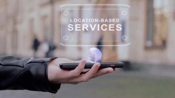 Las manos masculinas muestran en el holograma HUD conceptual de teléfonos inteligentes Servicios basados en la ubicación
 - Metraje, vídeo