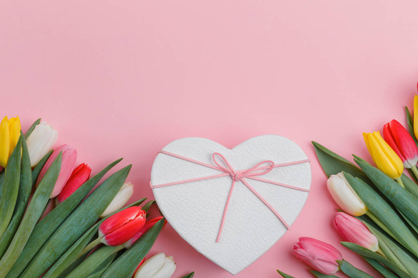 Lente tulpen bloemen Concept. Aftelkalender voor Valentijnsdag, dag van de vrouw, Mother's Day. - Foto, afbeelding