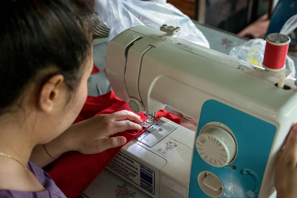 ミシンで作る服を働く女性女性の裁縫師.  - 写真・画像