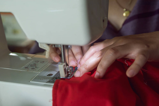 Mujer costurera trabajando haciendo ropa en una máquina de coser
.  - Foto, Imagen