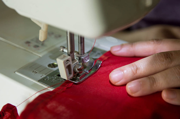 Femme couturière travaillant la confection de vêtements sur une machine à coudre
.  - Photo, image