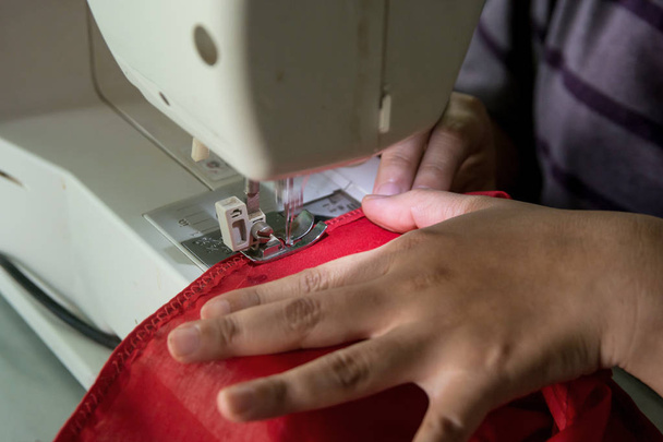 Nainen ompelija työskentelee tehdä vaatteita ompelukone
.  - Valokuva, kuva